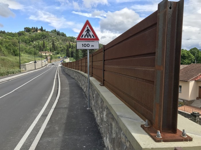 Barriera Antirumore Con Pannelli Fonoassorbenti E Fonoisolanti In ...